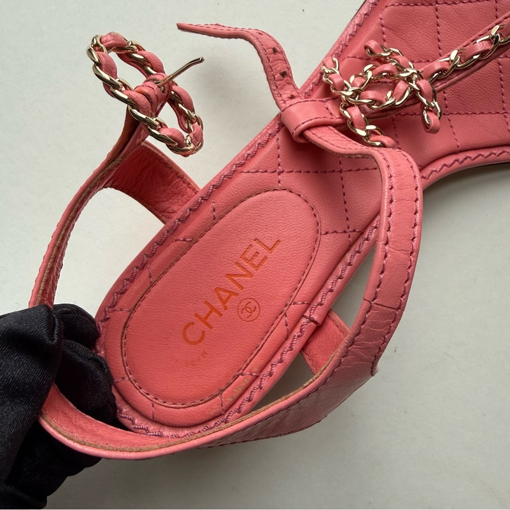 CHANEL Quilted Pink
Interlocking CC Logo T-Strap Sandals
Goatskin Size 38 - Picture 9 of 13